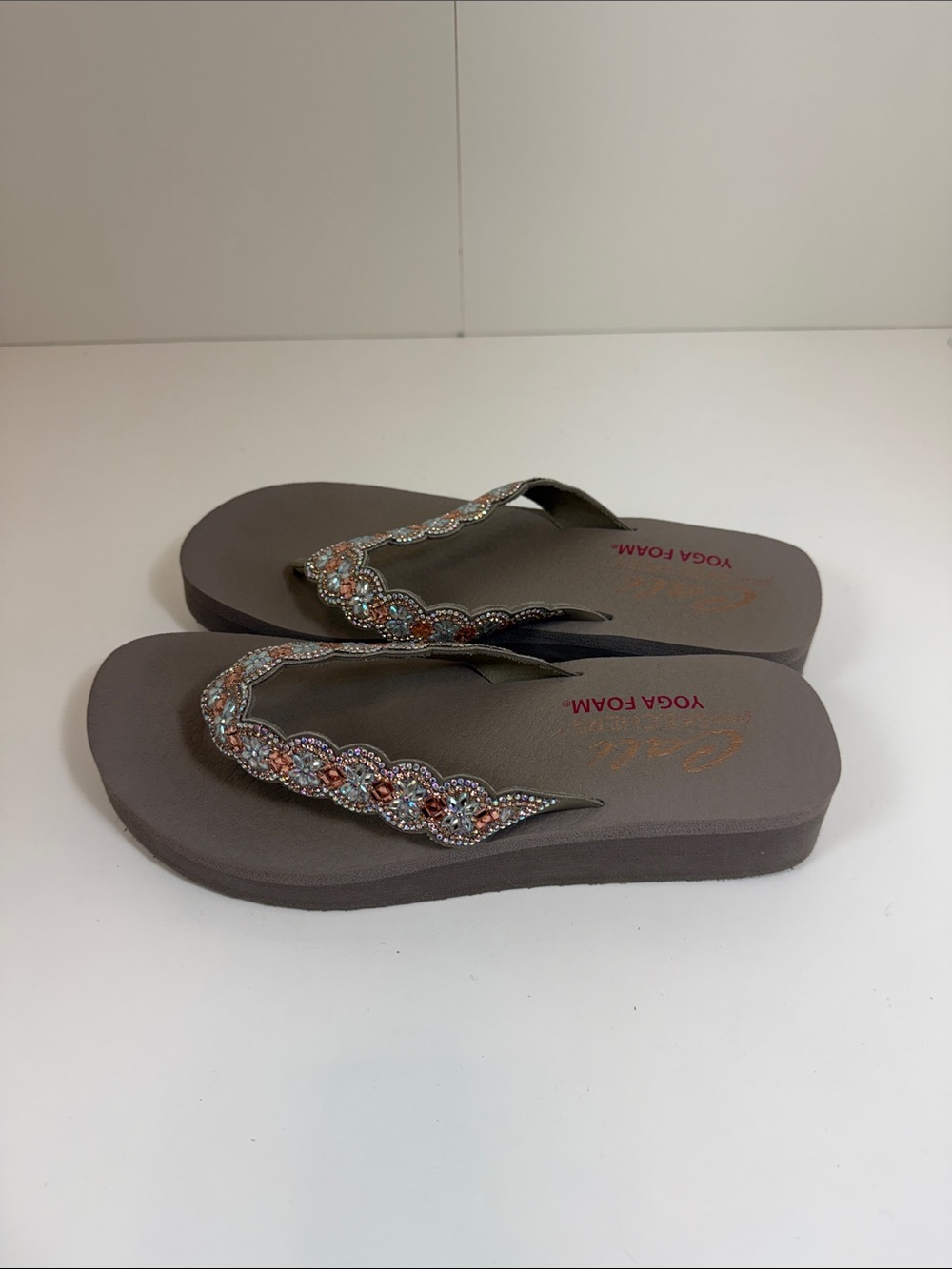 Cali from Skechers Beaded Beige Flip Flop Sandals - Women size 10 - Picture 5 of 7